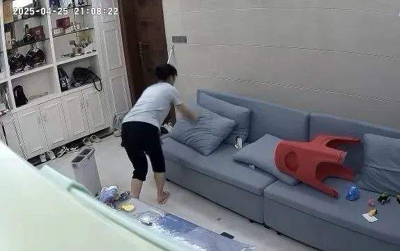 吓哭!女子拆快递拆出活老鼠!老鼠怎么进去的?网店和快递回应