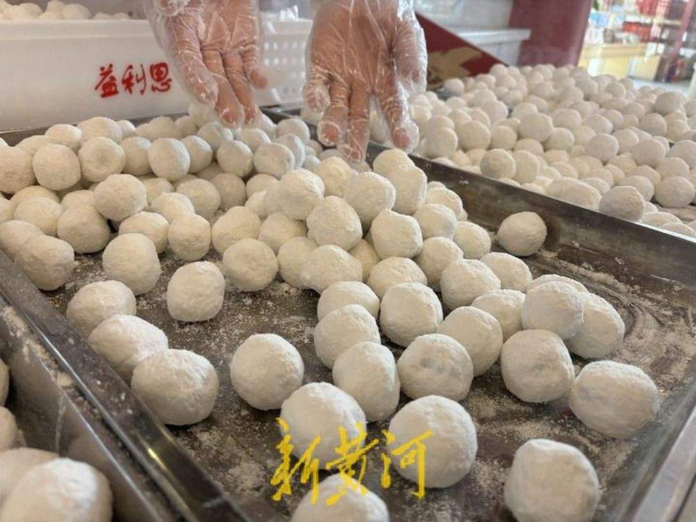一天能卖几百斤！济南“元宵市场”手工元宵成“人气王”