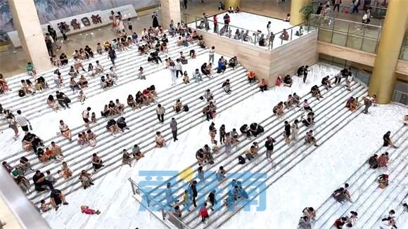 高温天博物馆避暑格外火 台阶上席地而坐纳凉