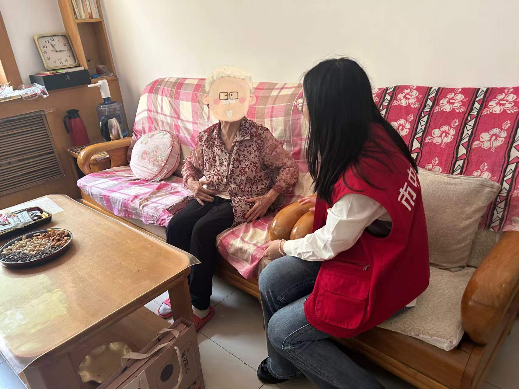 融媒·画像丨一件红马甲，赓续米奶奶的“薪火”——长大后，我就成了“你”