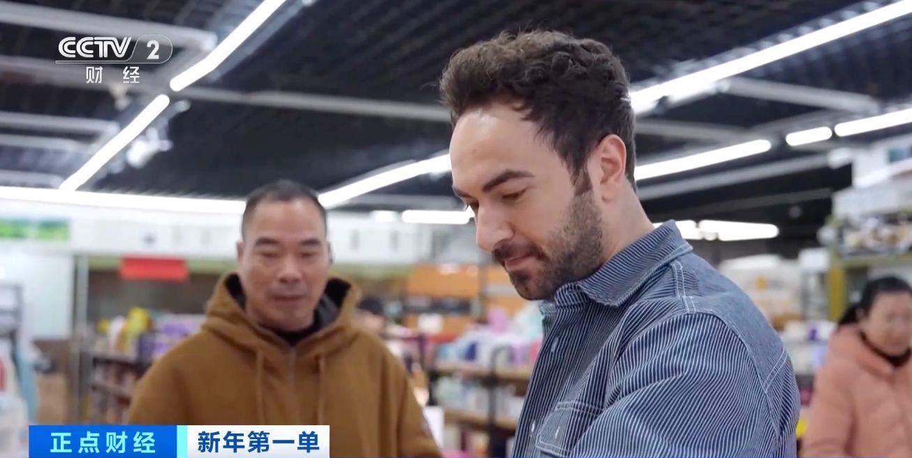 西班牙火腿、法国红酒……“洋年货”受欢迎 义乌市场新年接单忙