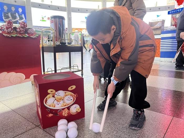 元宵味儿浓,济南长途汽车总站为乘客送汤圆