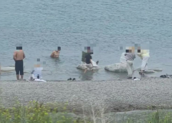 赛里木湖有人下水游泳？景区提醒：不允许