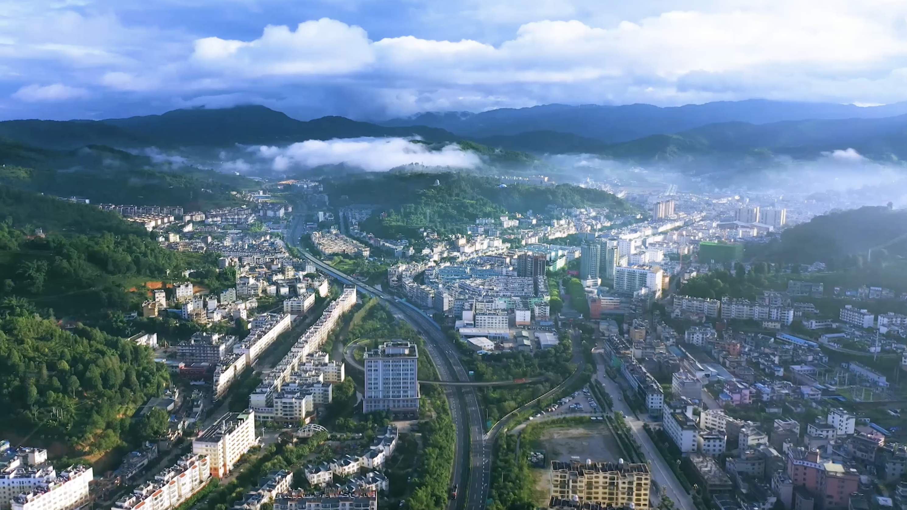 沿着中老铁路旅行，我来到太阳转身的地方