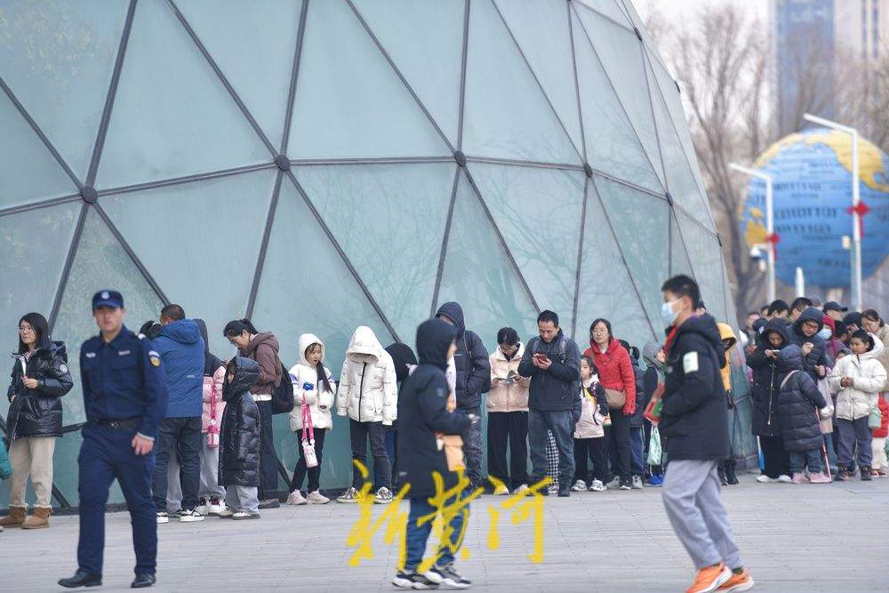 “泉”在济南冬游记｜科技馆里人气旺，开馆前现场已排起长龙