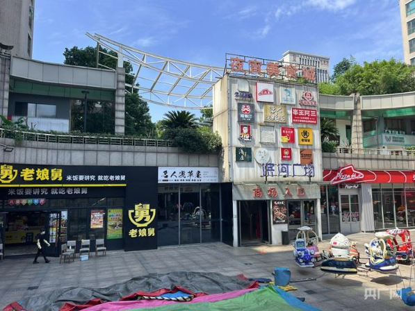 “店员向食物撒头屑”事件最新进展：涉事员工行拘7日