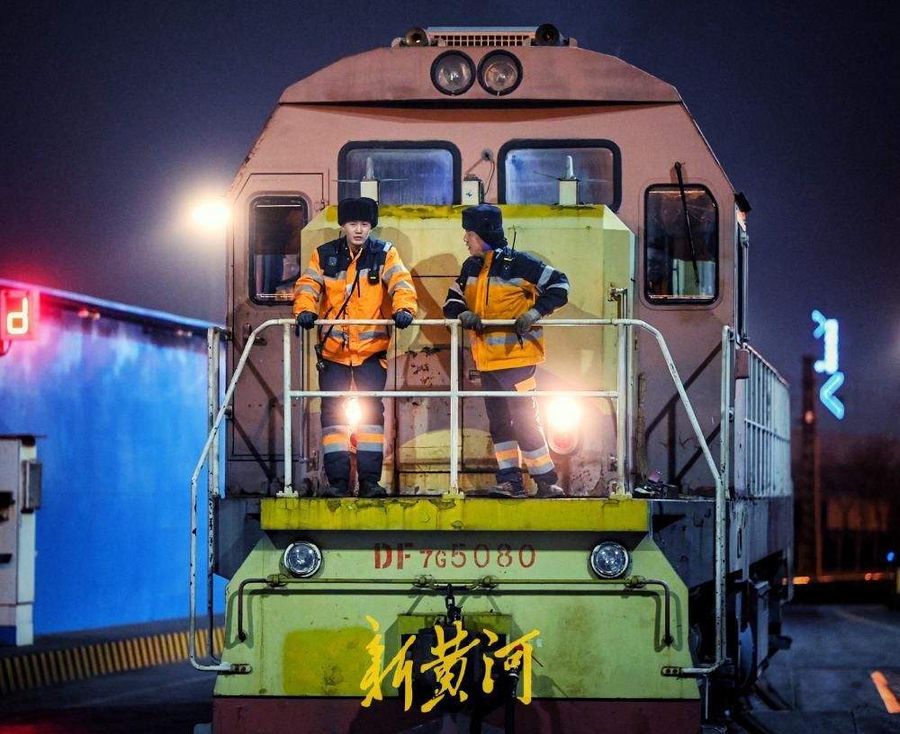 渤海海峡上演碧波上的春运