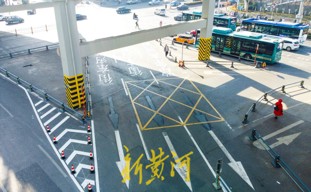 济南顺河高架上桥匝道口交通有变 部分车道车辆禁止上桥