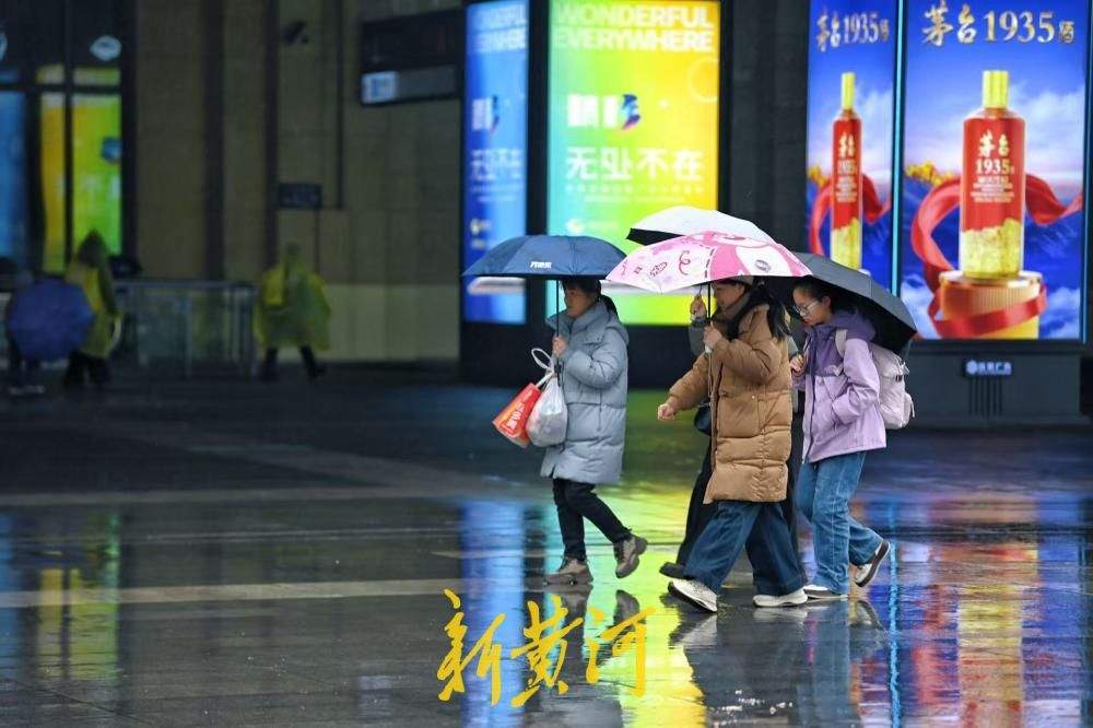 春运返程期泉城迎降雨 旅客雨中赶车忙