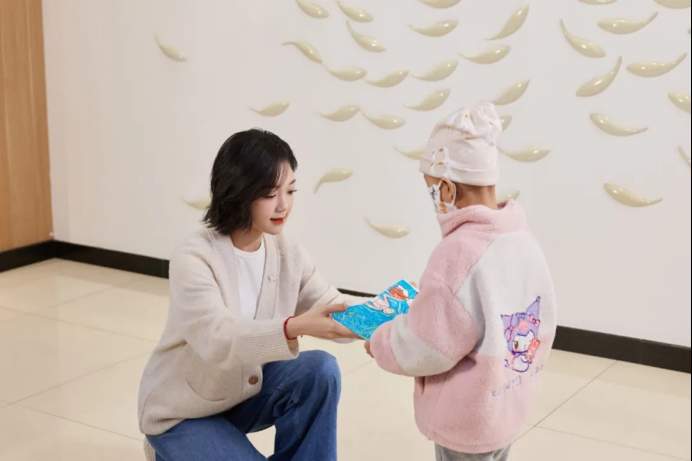 旋律中的公益力量：腾讯音乐人希林娜依·高发布暖心单曲，唱响“在一起”的深刻含义