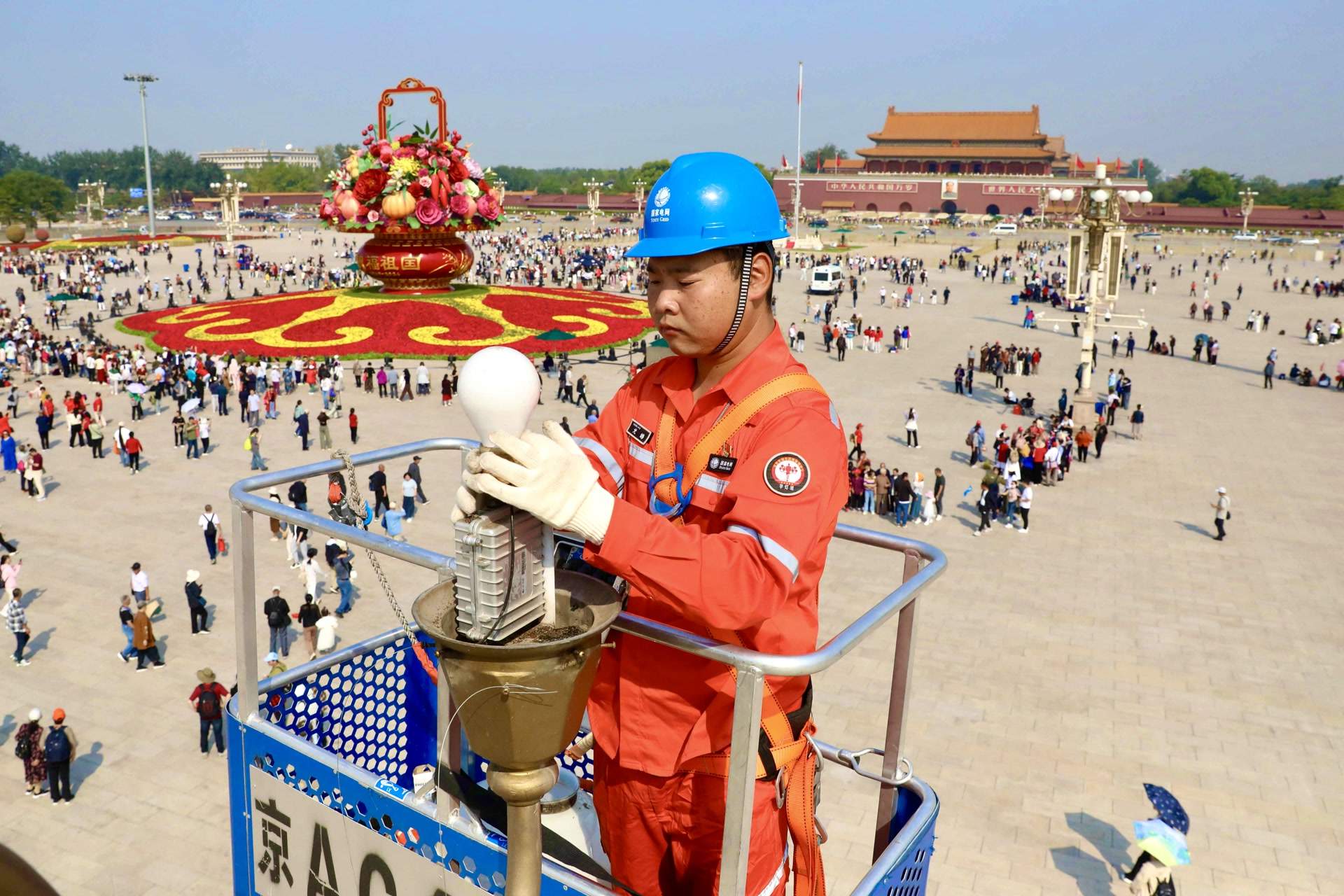 天安门广场“祝福祖国”巨型花篮今晚正式亮灯