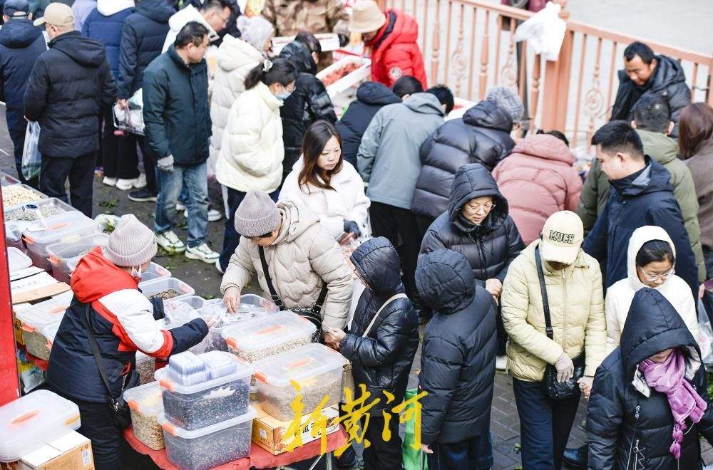 腊月过后年味浓，济南各个年货大集热闹起来