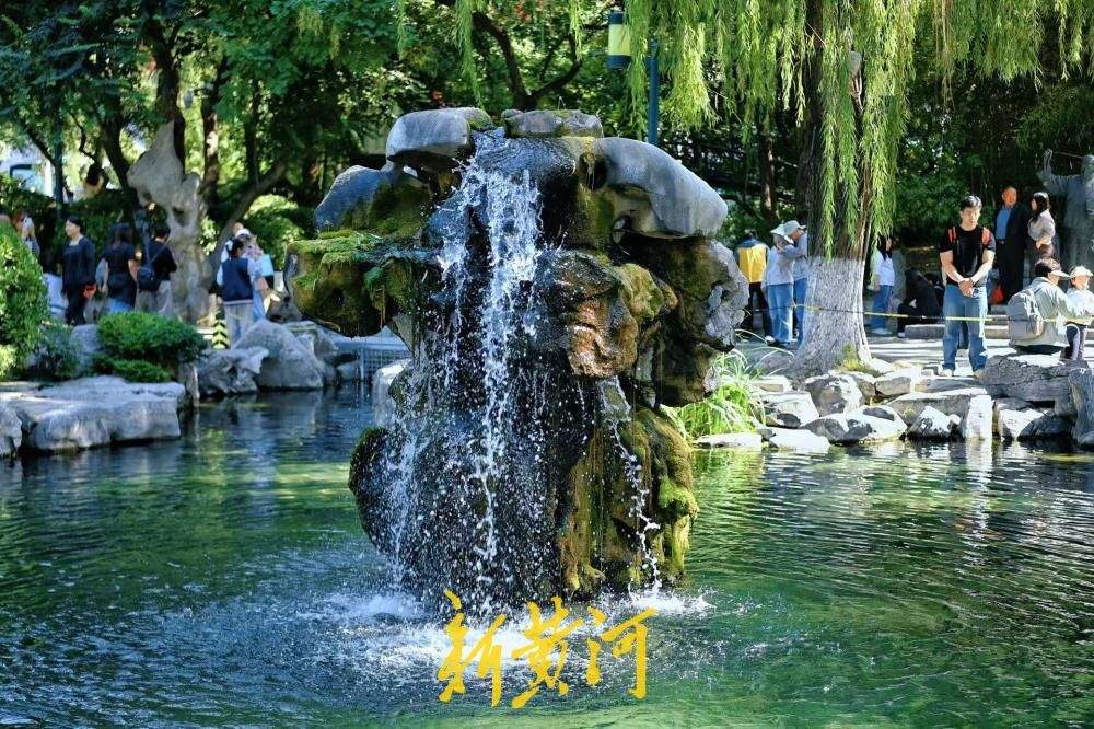 国庆赏泉正当时，济南五龙潭“月牙飞瀑”引游人驻足