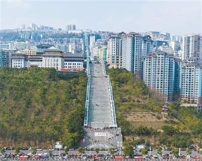 约八十层楼高的山城大扶梯，解决百姓出行难题