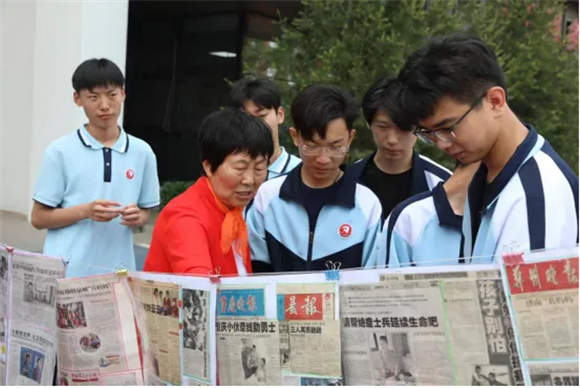 公益之路三十载，薪火相传启新程——十佳泉城义工“兵妈妈”齐亚珍公益图片高校巡展首站走进济南市技师学院
