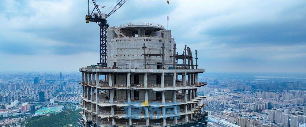 直上云霄！济南CBD超高层“山”幕墙向顶部冲刺
