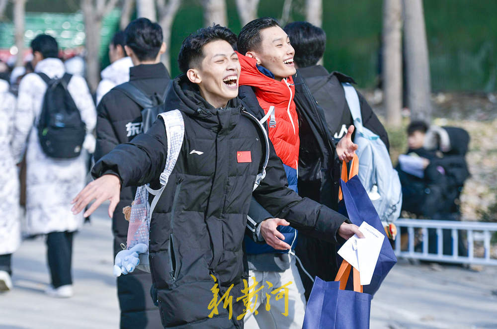 济南艺考现场打分揭晓成绩 考点外有欢笑亦有泪水