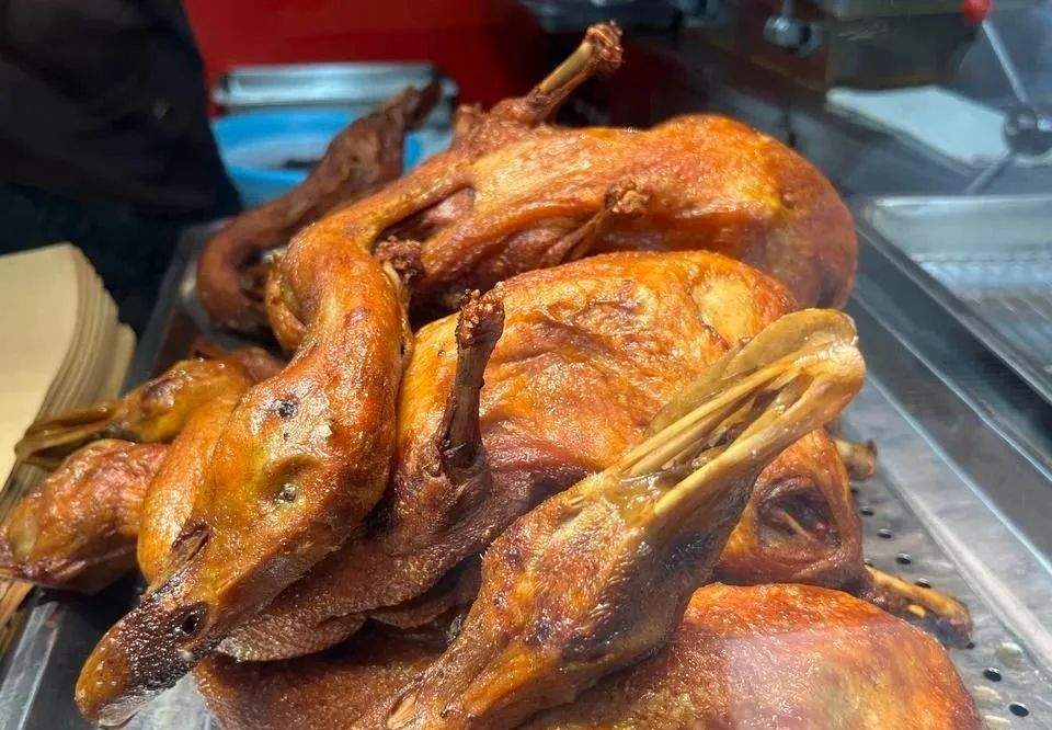 为什么一只活鸭上百元，一只烤鸭只要25元？