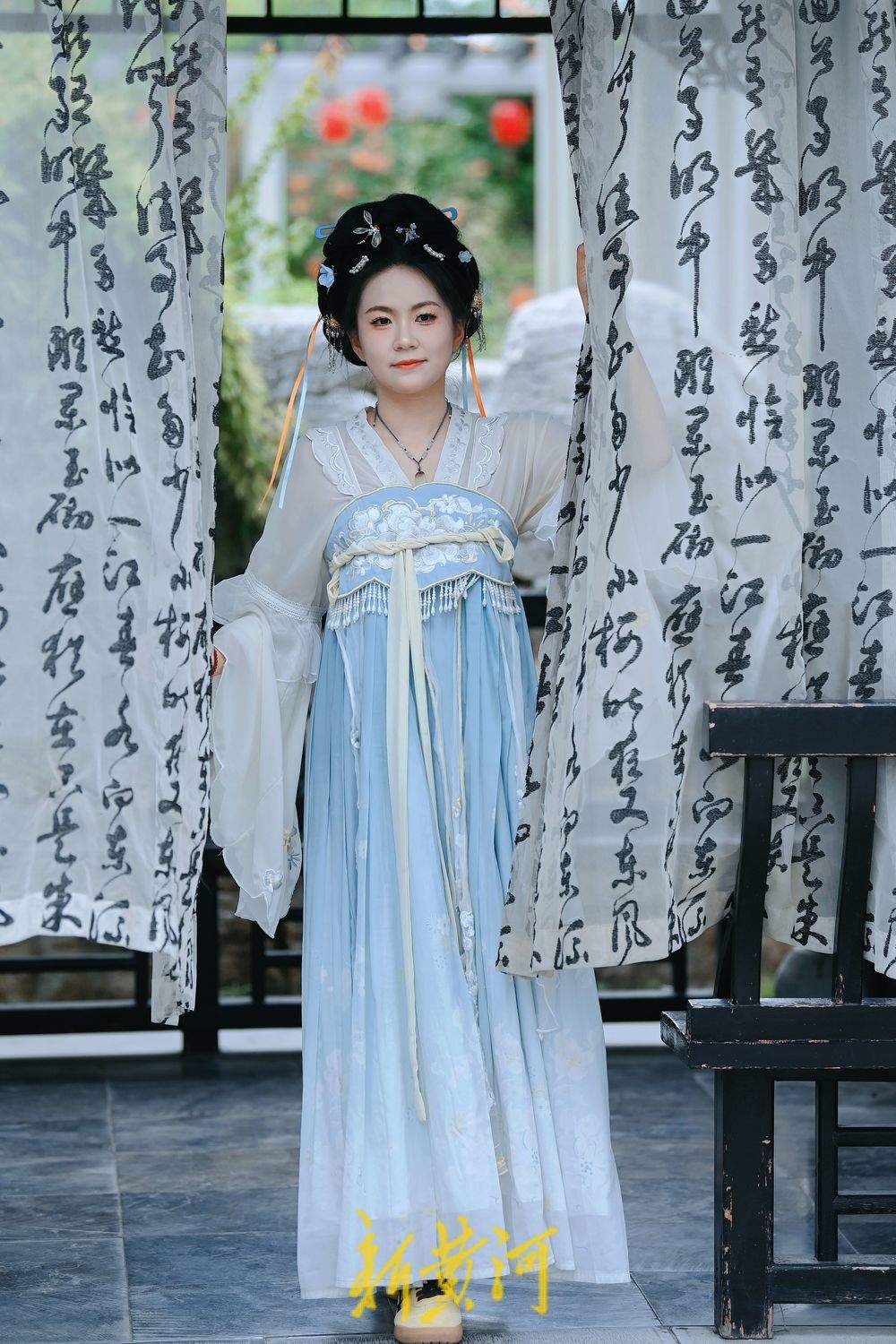 泉城高温“热辣滚烫” 明府城中汉服姑娘成风景线