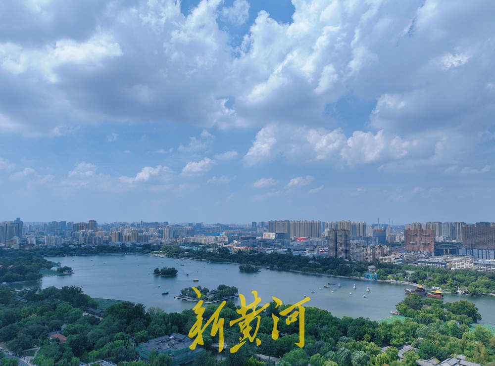 泉城烈日高温持续 蓝天白云相伴