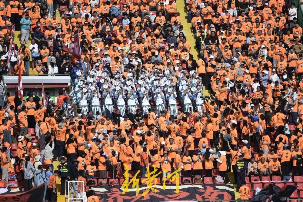 30余名“夏雨荷”齐跳“古风摇”为齐鲁超赛助威