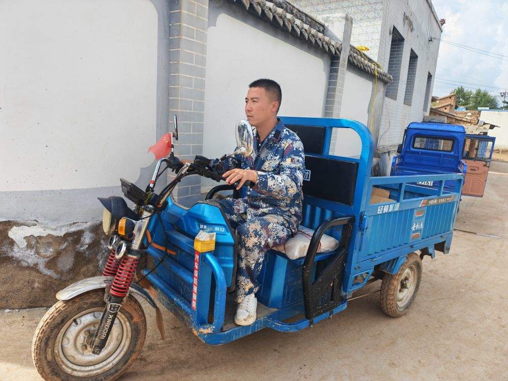 党旗在基层一线高高飘扬