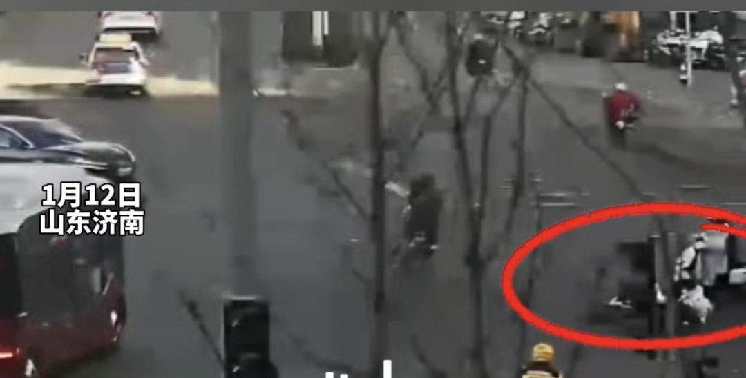 为济南“老师儿”的默契点赞！市民骑行翻车，众人齐救援
