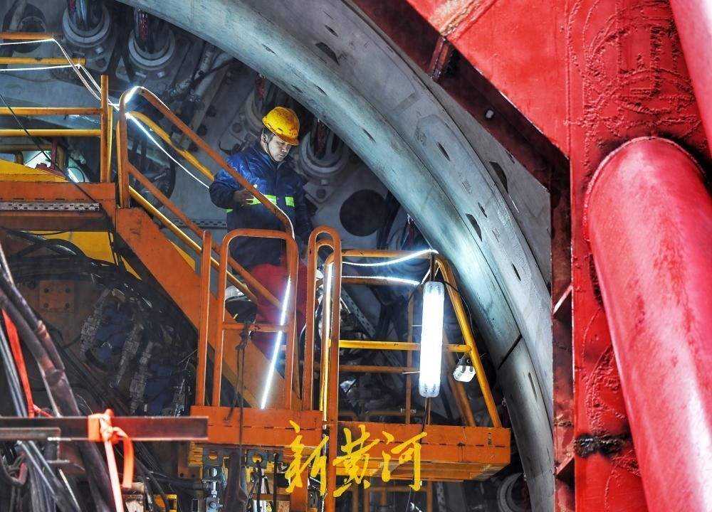 山东铁路建设史上首次盾构施工：“龙烟市域号”盾构机顺利始发，龙烟市域铁路预计2027年建成通车