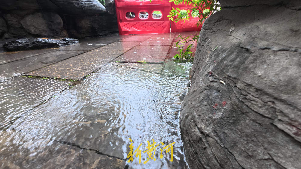 水位上涨泉水喷涌发力 溢出泉池涌入岸边路