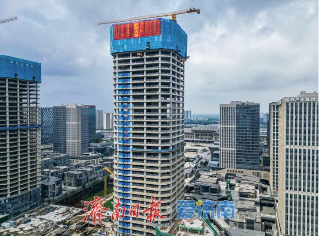 济南绿地齐鲁之门B1-A超高层主体封顶 打造京沪高铁新门户