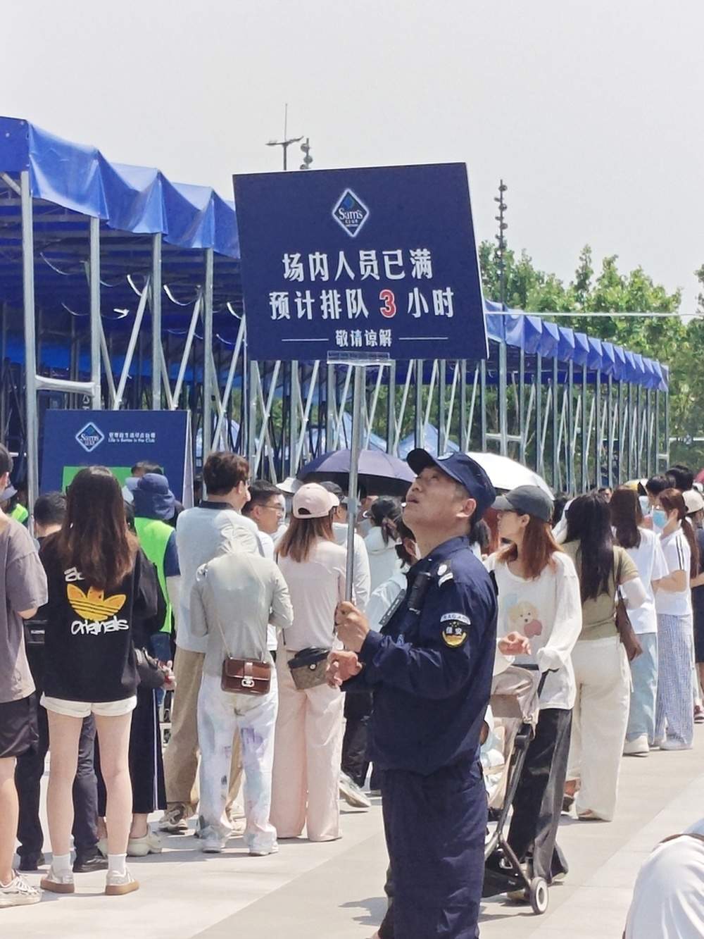 济南山姆开业首日现场排长龙：至11点约需排队3小时进门