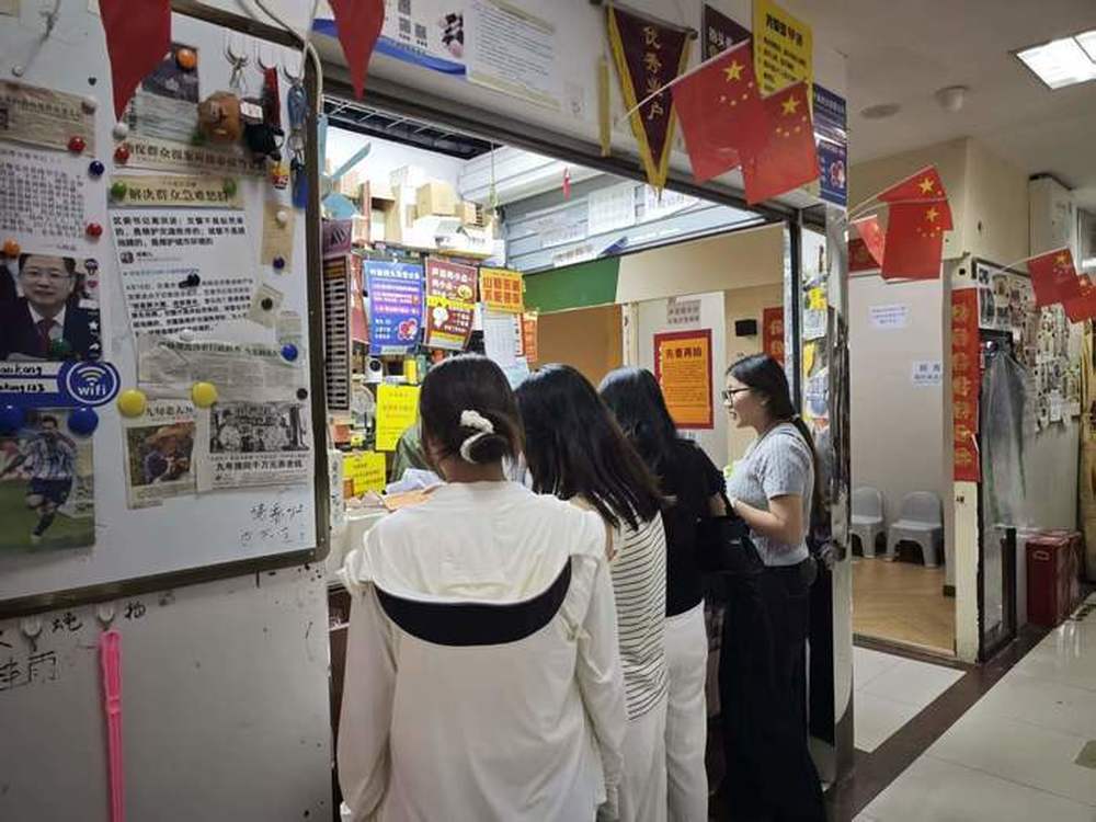 曾十分火爆的山师东路“怪大叔”客流回落