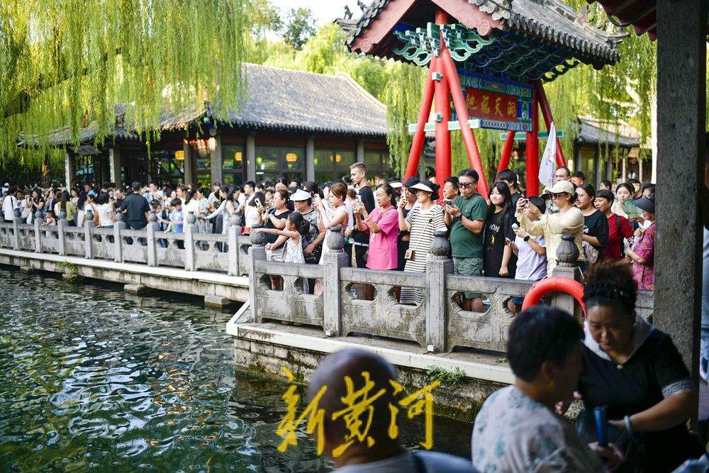 一年四季 泉在济南丨趵突泉水位“十连涨” 三股泉涌引客来