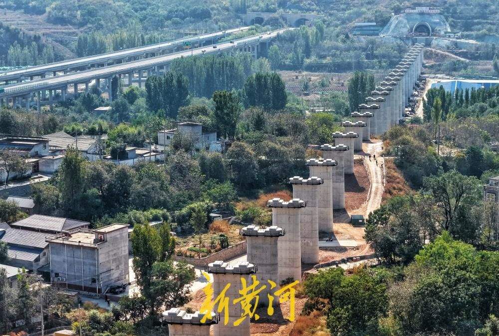 项目强省会｜济枣铁路项目金象山二号隧道顺利贯通