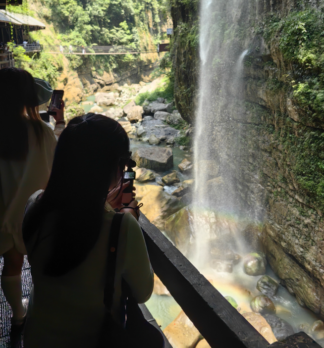 地质奇观遇科技温度 亚太大V深度探秘恩施大峡谷与大清江红花峰林