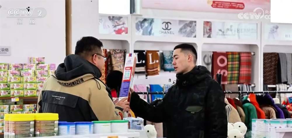 年货市场琳琅满目、供销两旺 消费掀“热”潮展现新年新气象