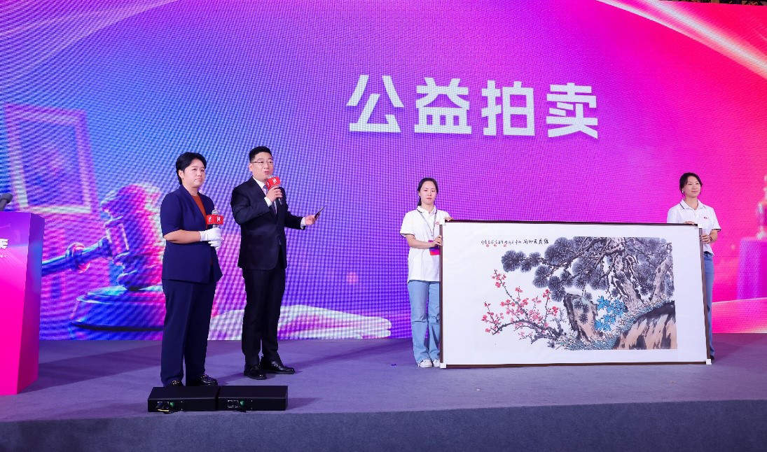 艾启凤参加“遇见成长·见证未来”公益活动