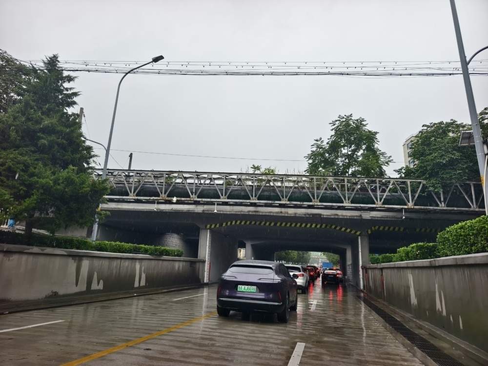 济南早高峰遇雨,天桥区10座下穿式铁路桥下无积水,车辆行人通行顺畅