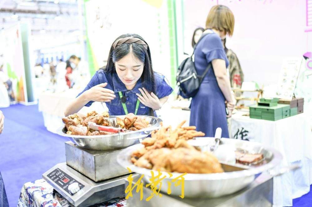 从老字号美食到高校工业设计 烟火济南市集为数博会添“文化味”