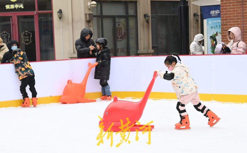 泉城冬季冰雪经济升温，孩子们家门口感受滑冰乐趣