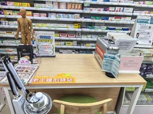 比亲闺女还上心！这家药店藏着老年人们的“暖心依靠”