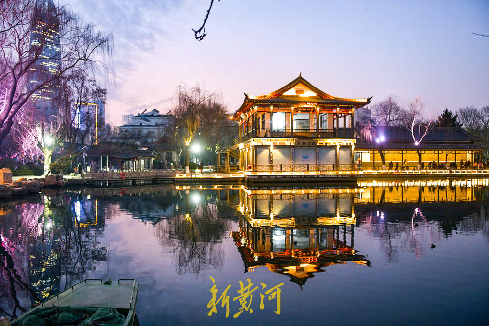 半池楼阁半池天 泉水映照泉城浪漫风景