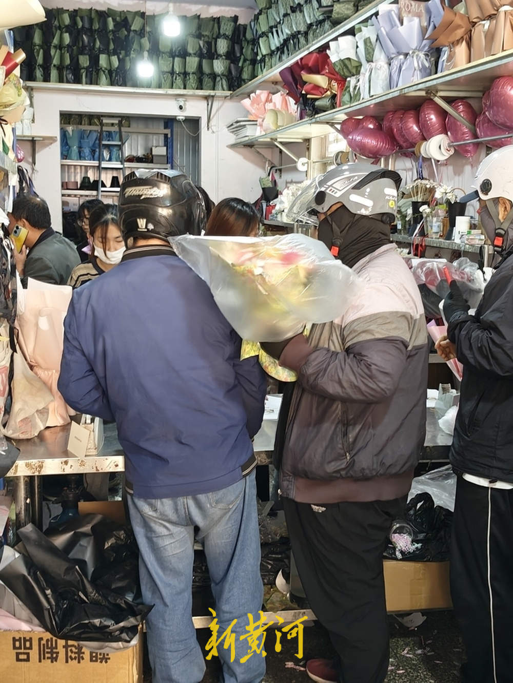 母亲节当天，济南鲜花、蛋糕、首饰等店铺迎“爆单”