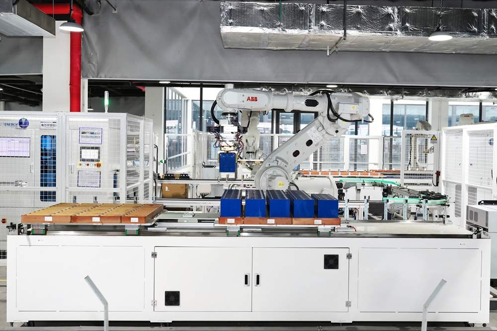 探秘“超级充电宝”：这家企业如何让清洁能源“风光”无限？