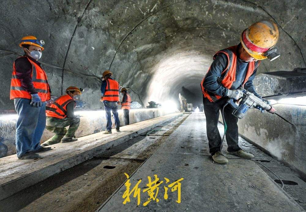 项目强省会｜济枣铁路项目金象山二号隧道顺利贯通