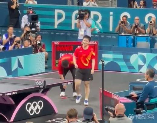 吃一堑长一智！樊振东扔球拍庆祝 王皓立马捡起来