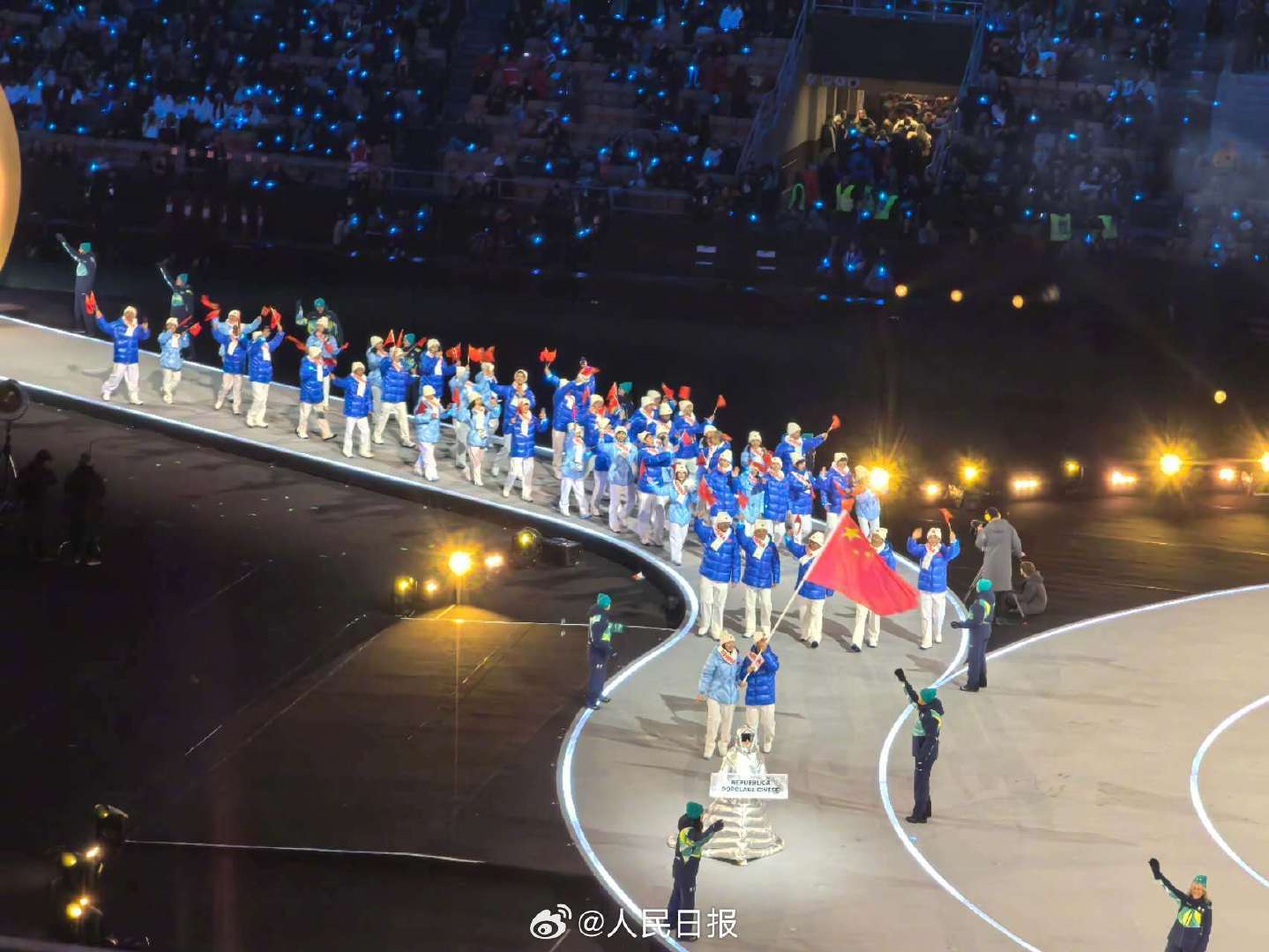 中国代表团入场！五星红旗闪耀米兰冬奥，为中国队加油！