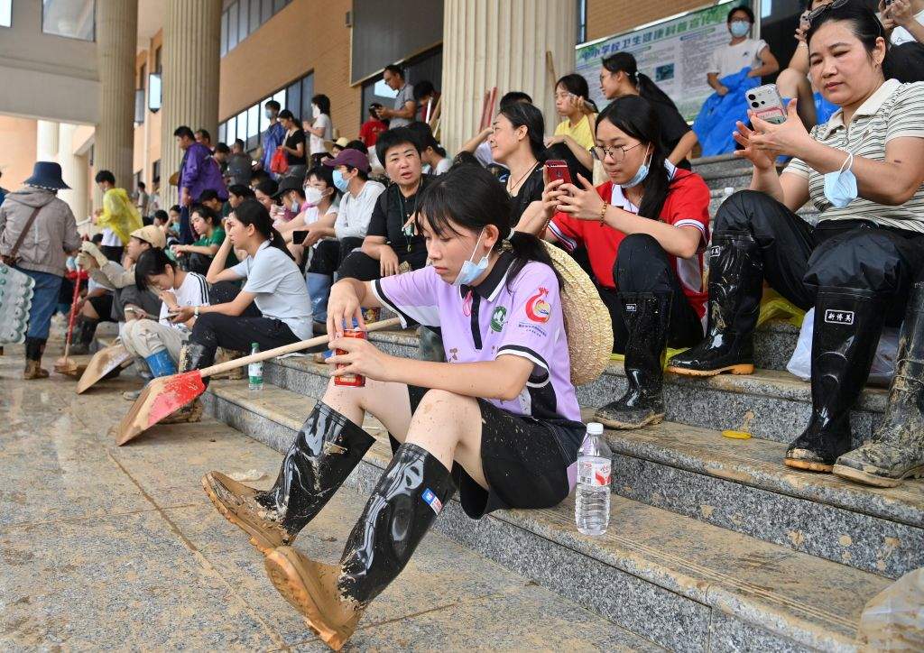 广西救灾一线最新直击:淤泥层层清 希望步步近