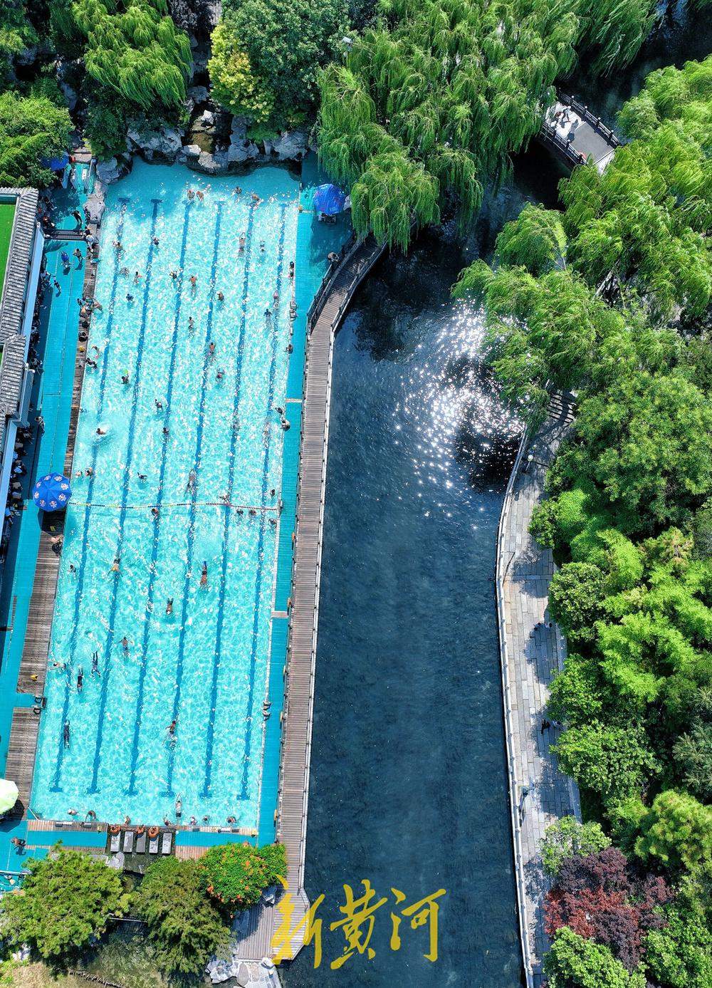 一年四季 泉在济南丨泉城高温持续，市民泉水浴场戏水享清凉
