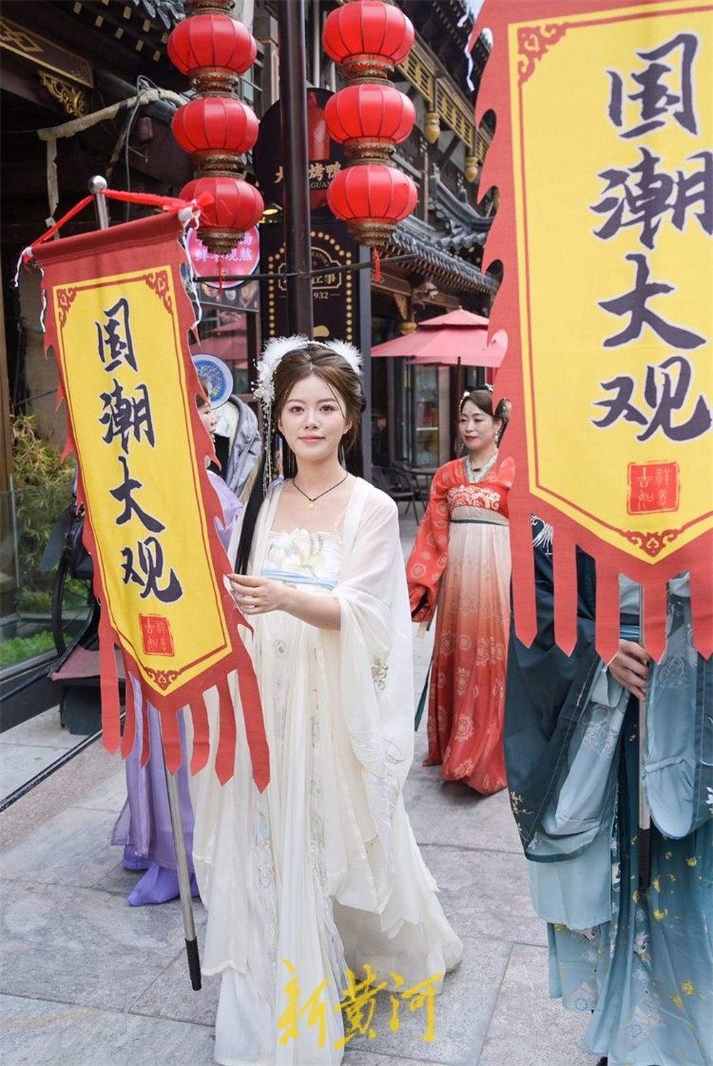 《红楼梦》十二钗游大观园 展示汉服文化魅力